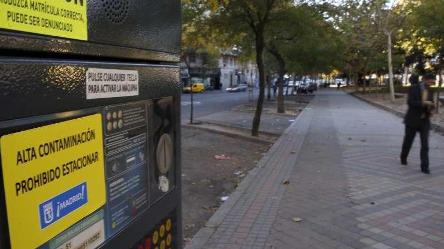 Restricciones de aparcamiento, ayer, en el Paseo de la Castellana.