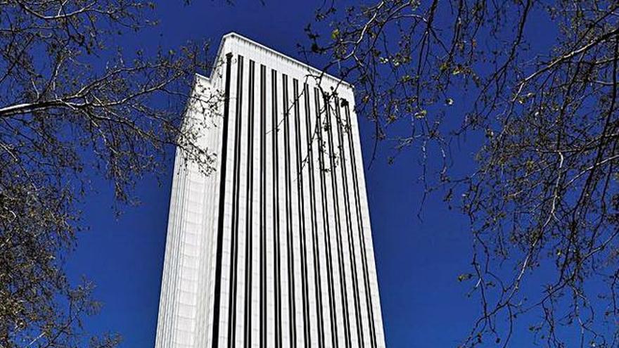 Torre Picasso (Madrid). Otro de los rascacielos más emblemáticos de Madrid, la Torre Picasso, pasó a manos del fundador de Inditex en 2011, cuando la compró a la constructora FCC por 400 millones de euros. Sus 43 plantas están dedicas a oficinas.