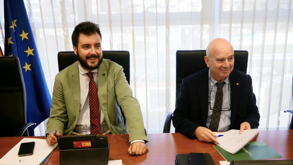 El secretario y presidente de la Comisión de Medio Ambiente, Antonio Landáburu y Antonio Martínez Nieto, respectivamente.