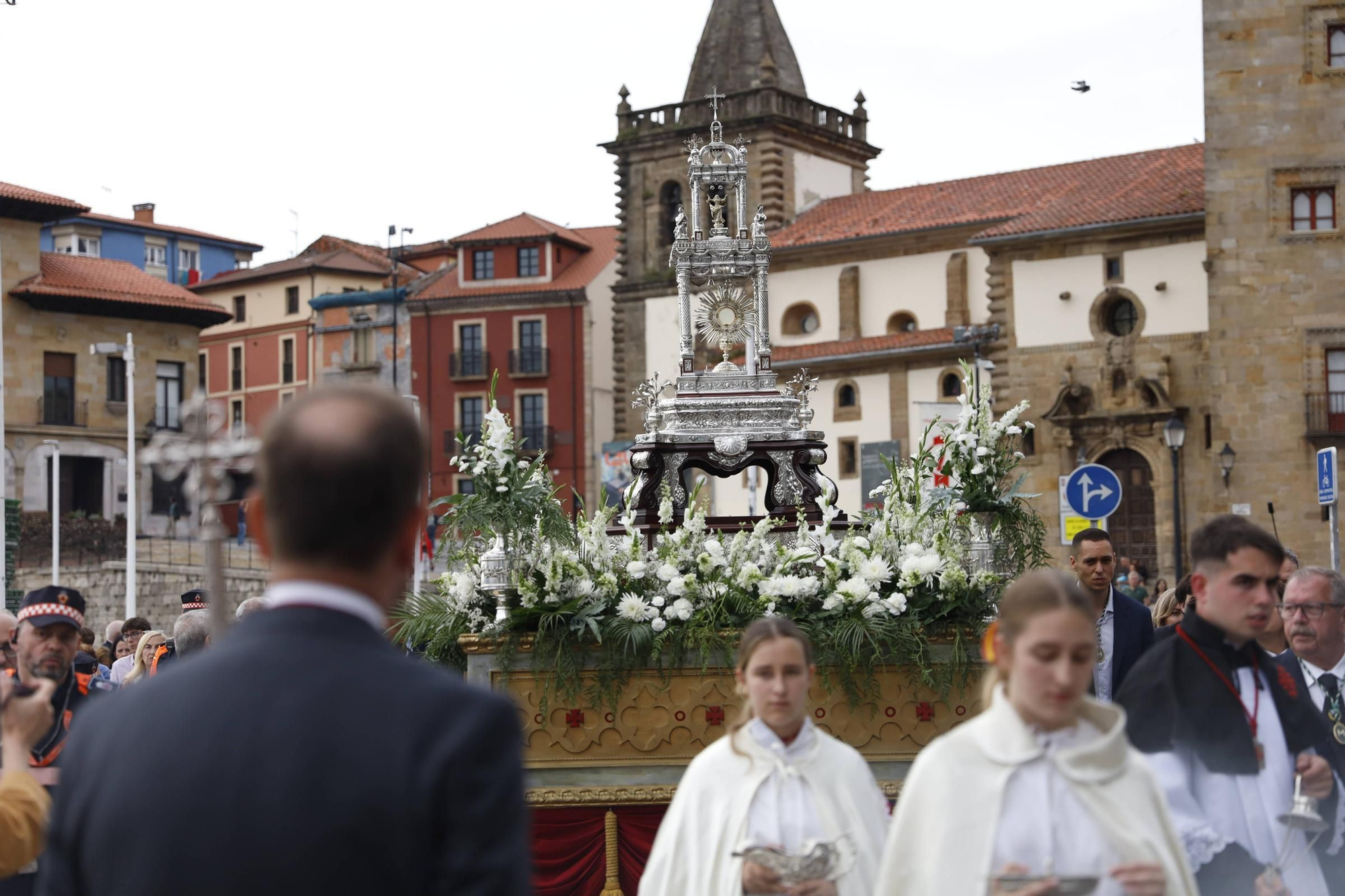 Pétalos, incienso, niños... así fue la procesión del Corpus Christi en Gijón (en imágenes)