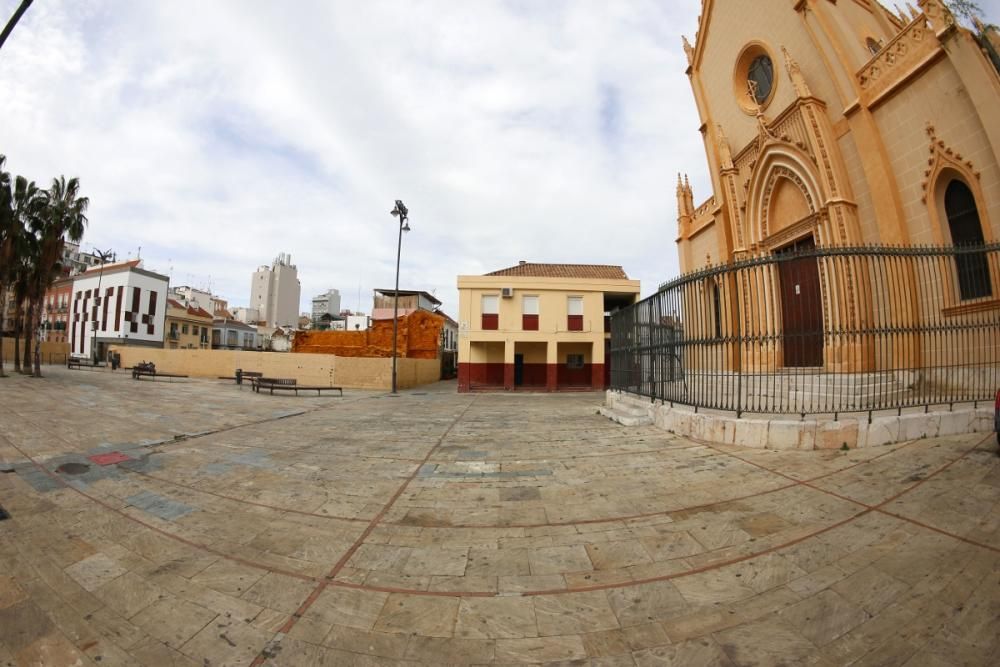 El barrio de La Trinidad, vacío en la mañana del Sábado de Pasión por la suspensión del traslado de Jesús Cautivo y la Virgen de la Trinidad.