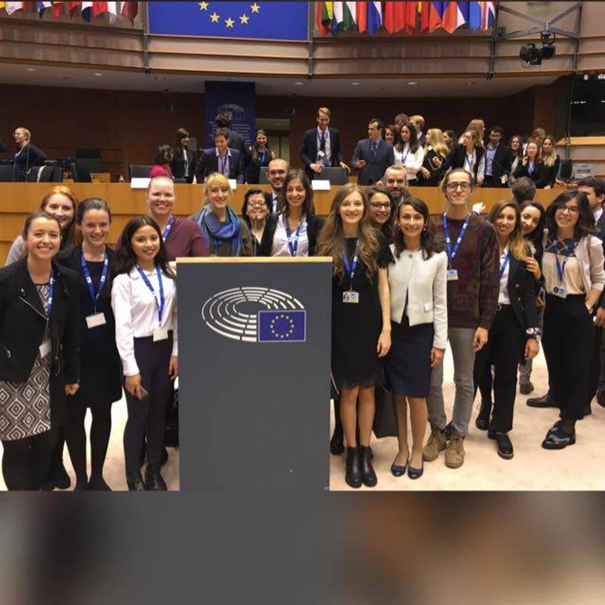 Zarina, primera por la derecha, durante sus prácticas en la Comisión Europea dentro del programa Blue Book.