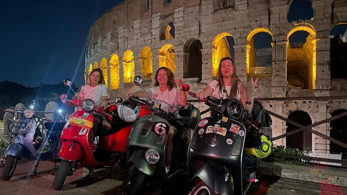 Algunos integrantes del Vespa Club Tierra de Barros en Roma.