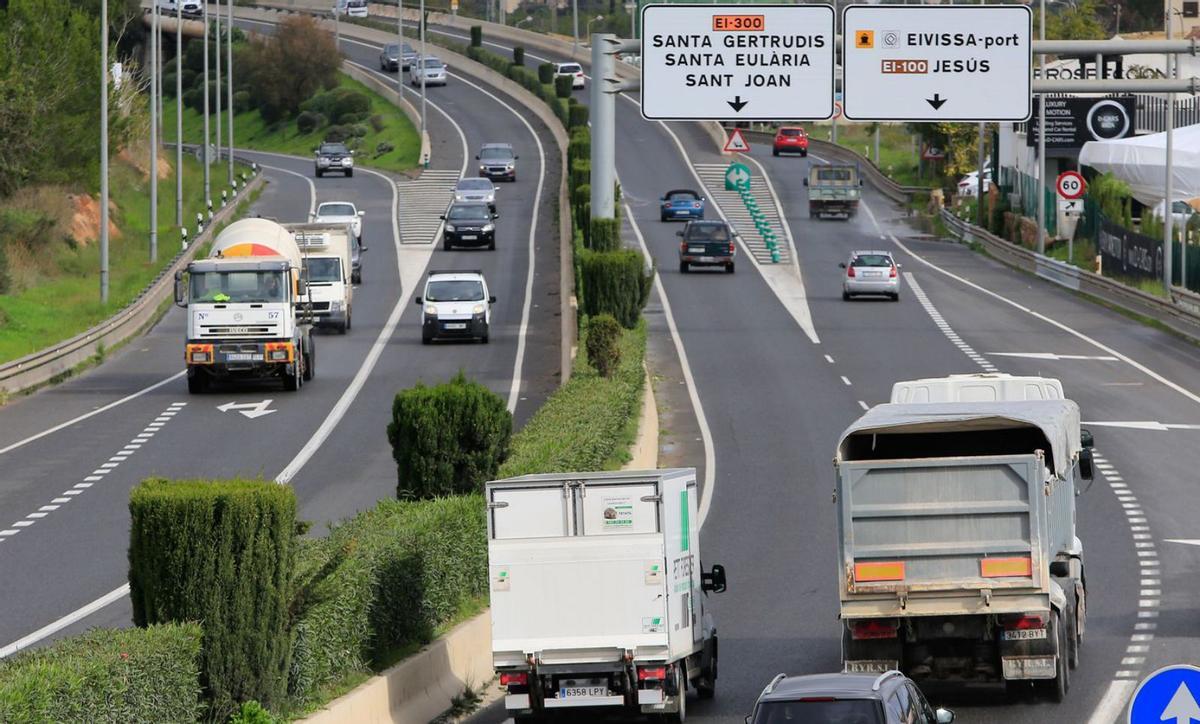 Camiones circulando por una carretera de Eivissa. | VICENT MARÍ