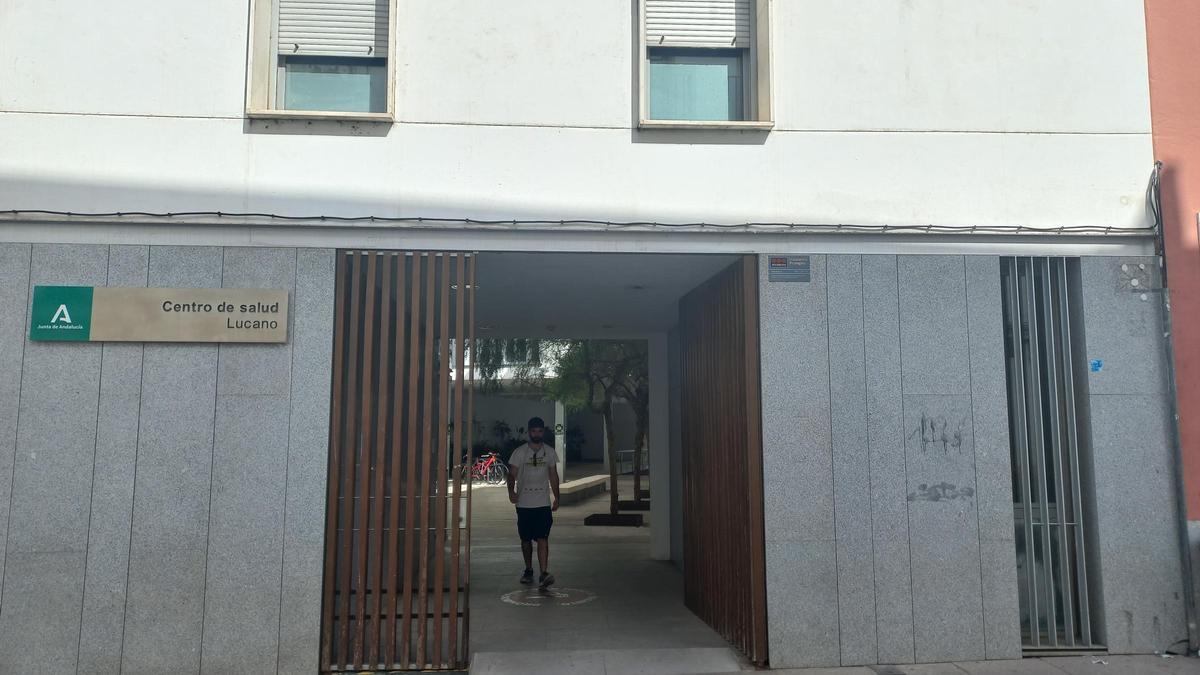 Entrada al centro de salud Lucano de la capital.