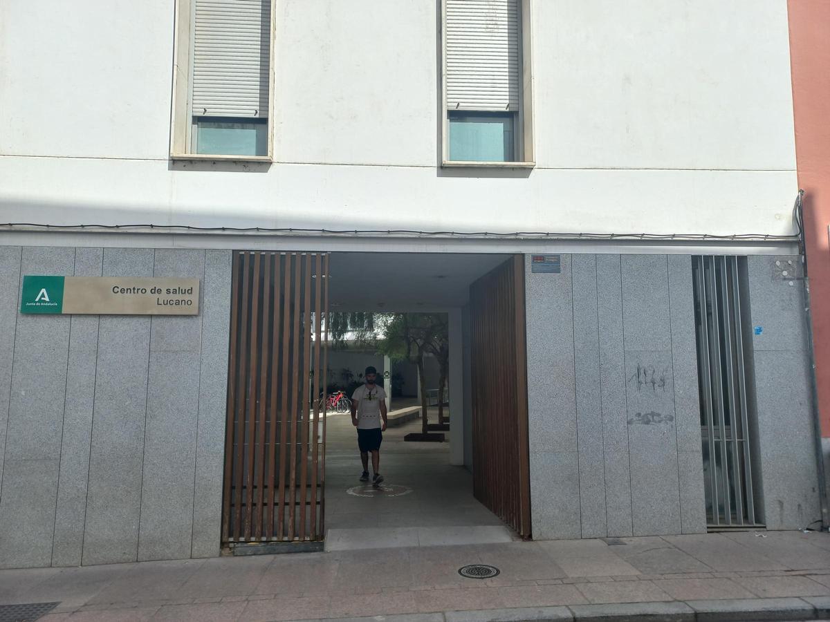 Entrada al centro de salud Lucano de la capital.