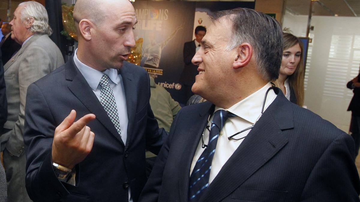 Los presidentes de la Federación Española de Fútbol, Luis Rubiales, y de La Liga, Javier Tebas.