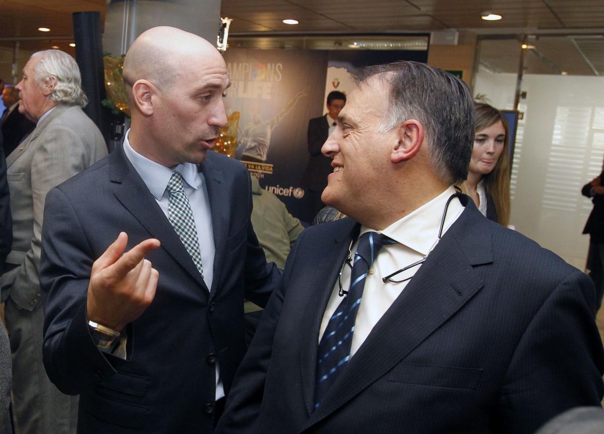 Los presidentes de la Federación Española de Fútbol, Luis Rubiales, y de La Liga, Javier Tebas.