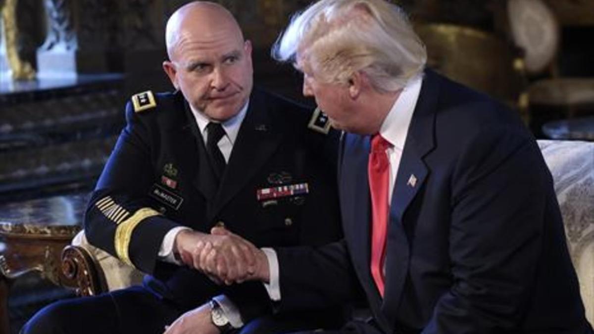 Trump estrecha la mano de McMaster en su residencia de Florida, ayer.