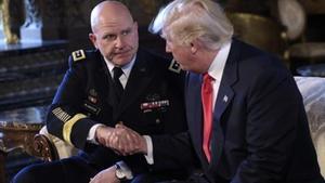 Trump estrecha la mano de McMaster en su residencia de Florida, ayer.