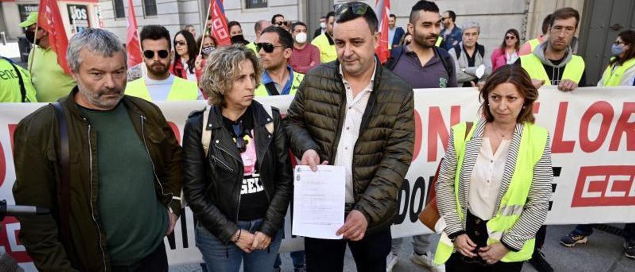 Ramiro Cerdeira, con la resolución judicial en la mano, arropado por sus compañeros.