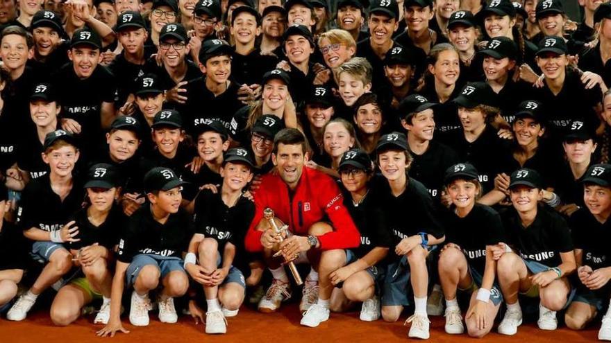 Djokovic posa con los recogepelotas del torneo. // Juanjo Martín