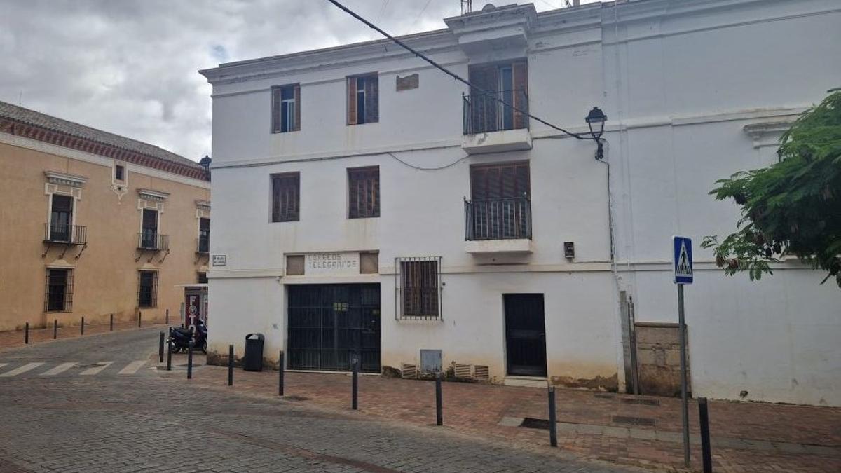 Fachada del antiguo edificio de Correos en la plaza de España.