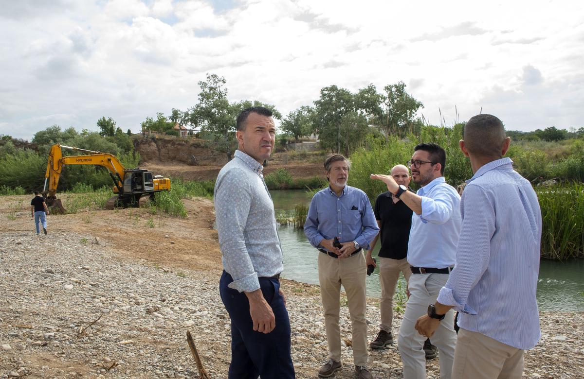 El presidente de la Diputación de Valencia, Vicent Mompó, durante su visita al paraje de La Pea en Vilamarxant.