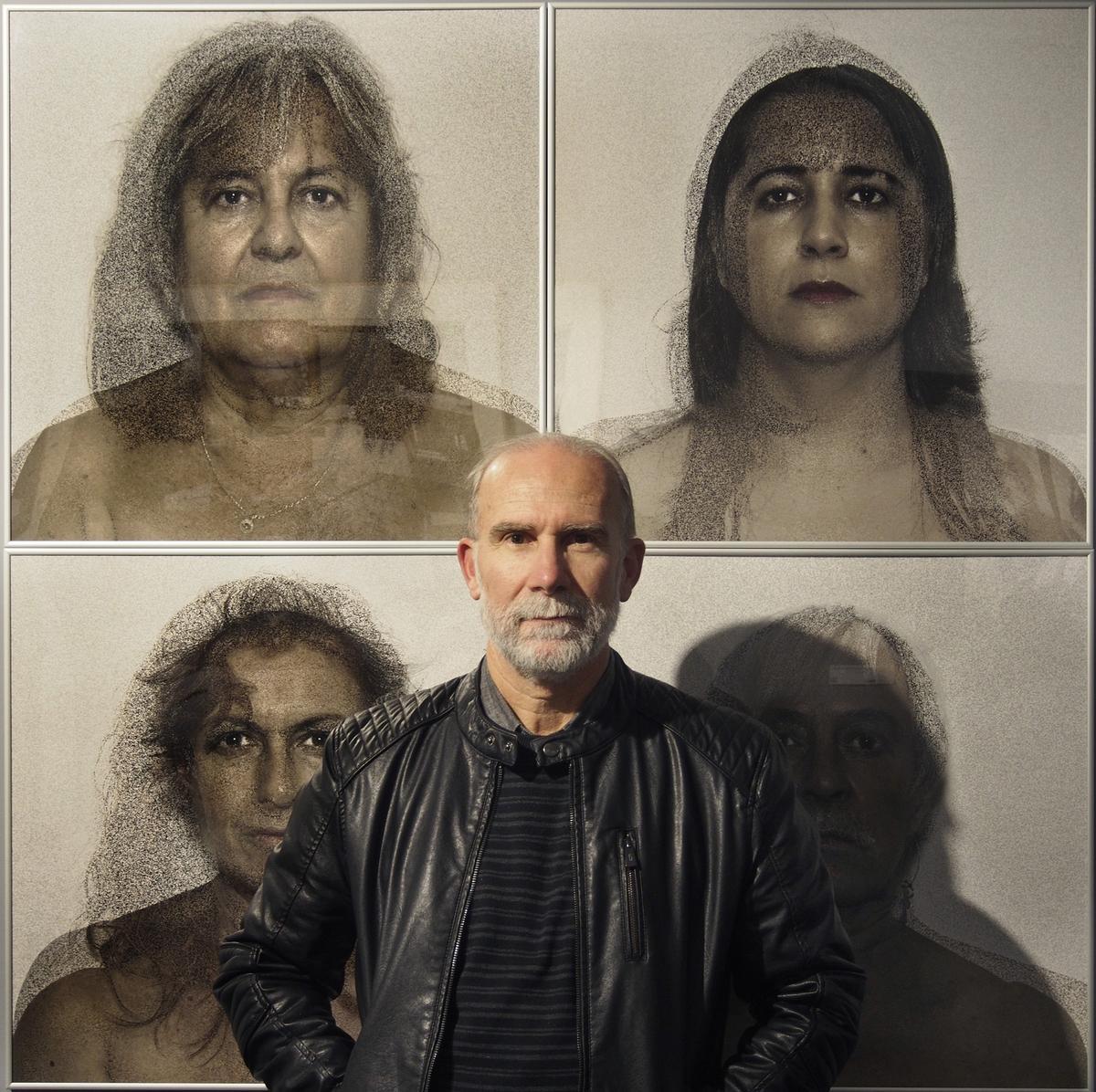Jorge Lidiano, junto a una de sus obras
