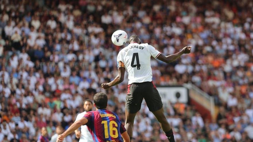 Diakhaby sale lesionado del Valencia CF - FC Barcelona: más problemas en defensa
