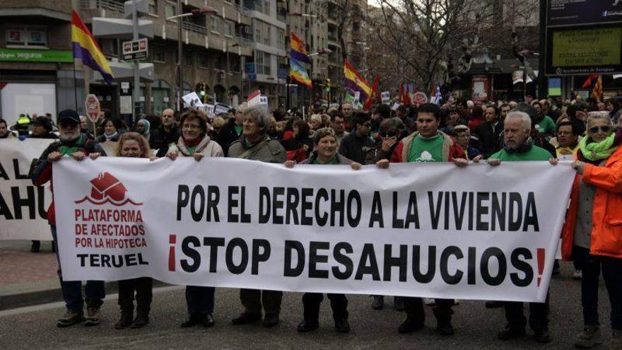 400 personas claman contra los desahucios