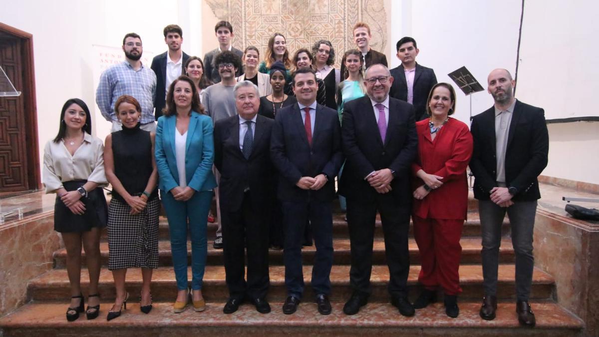 Autoridades y responsables de la Fundación Gala, junto a los nuevos residentes.