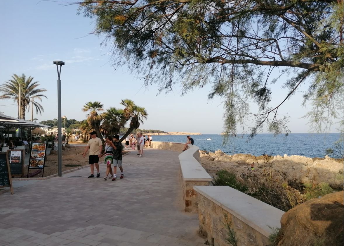 Nach Endlos-Umbauarbeiten: So sieht es derzeit an der Meerespromenade von Cala Ratjada auf Mallorca aus