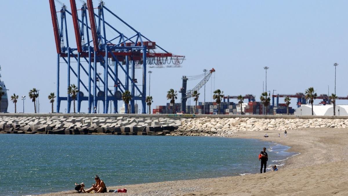 Las grúas de contenedores del puerto de Málaga.