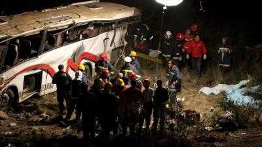 Los equipos de rescate trabajan en el sitio del accidente en el que perdieron la vida 13 personas y 20 más resultaron heridas.