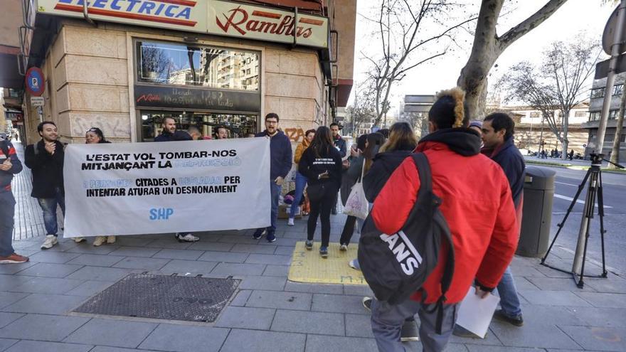 Activistas antidesahucios protestan en los juzgados de Vía Alemania