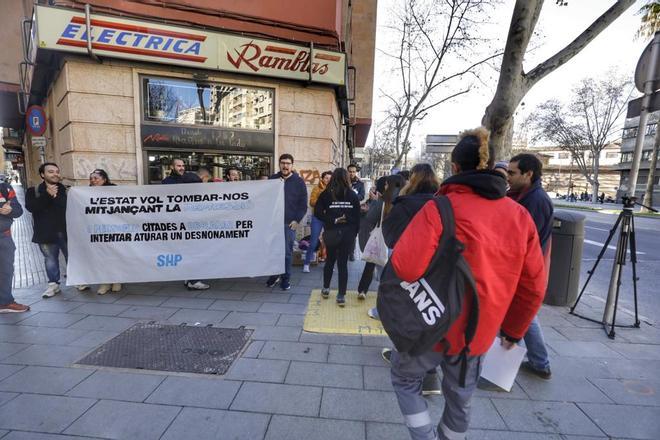 Activistas antidesahucios protestan en los juzgados de Vía Alemania