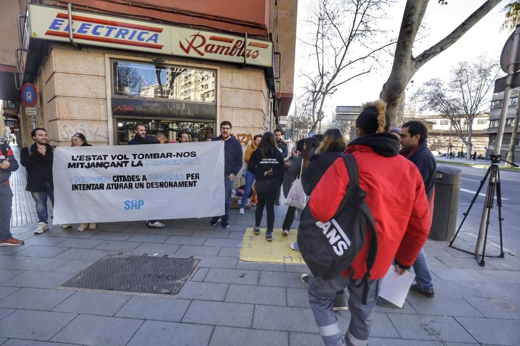 Activistas antidesahucios protestan en los juzgados de Vía Alemania