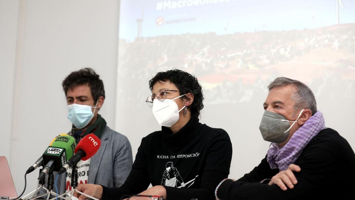 Iñaki López, Aranza González y Manuel Calo, en la presentación ayer del informe. |   // LA OPINIÓN