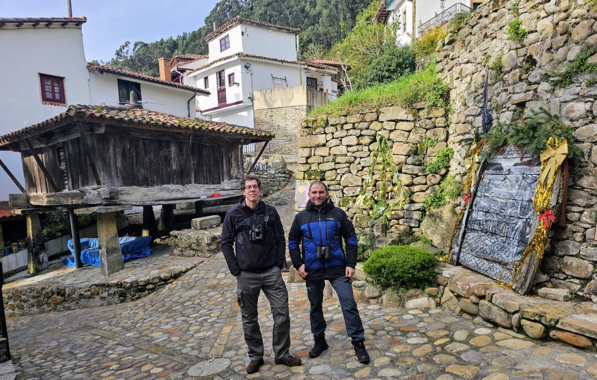 Marcos Sevillano y Miguel Mangas, de Salamanca, en un rincón decorado de Tazones.