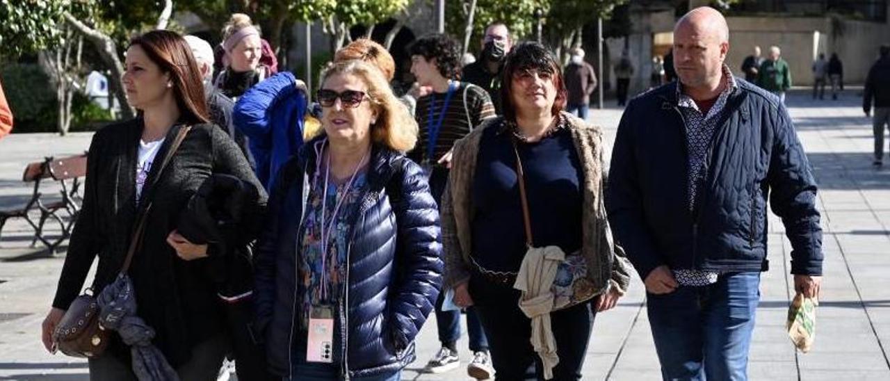 Gente sin mascarilla, paseando ayer por A Ferrería.