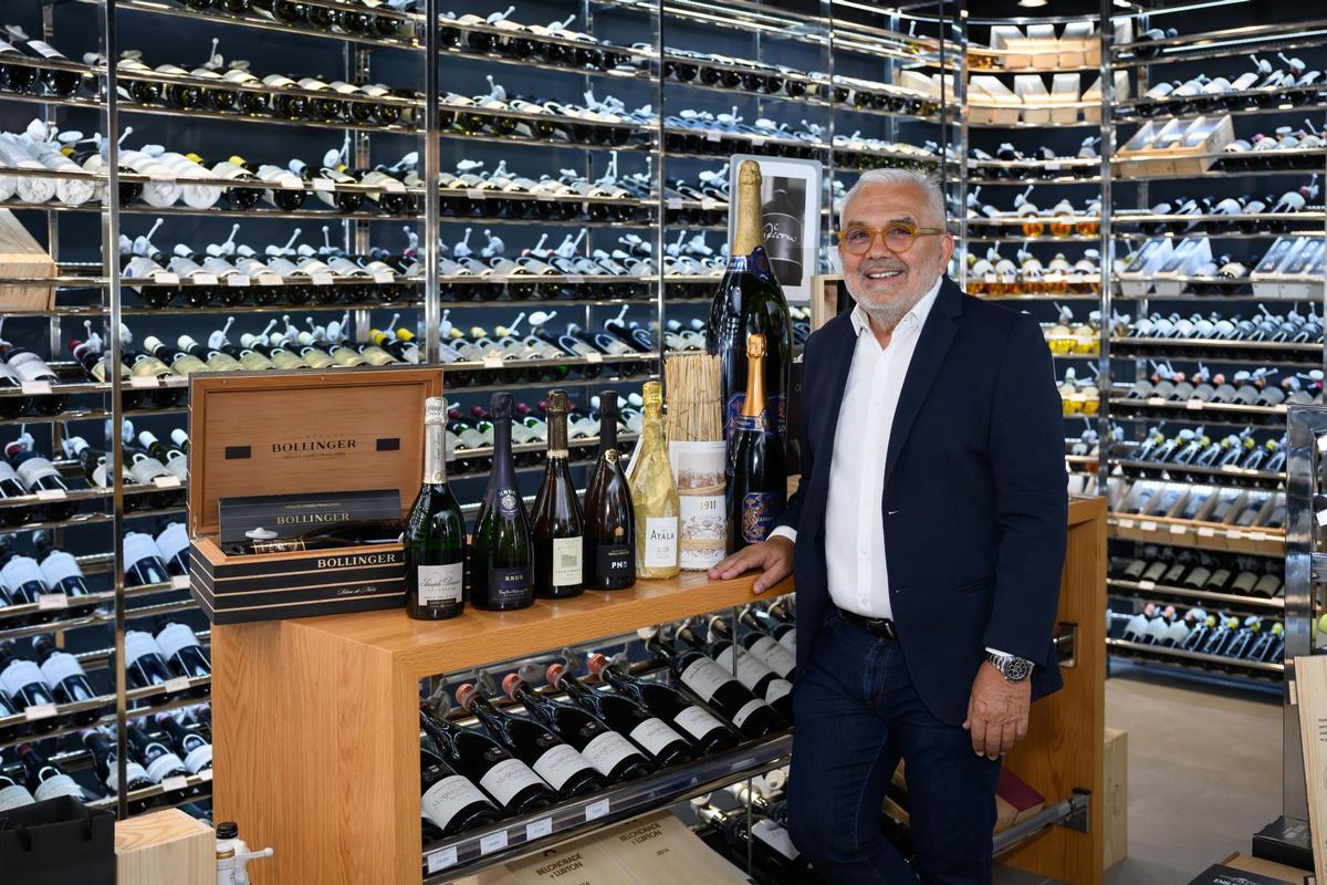 Toño Armas, en el interior de su tienda.