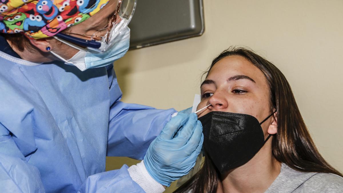 Una enfermera realiza una prueba PCR a una joven, este martes en Cáceres.