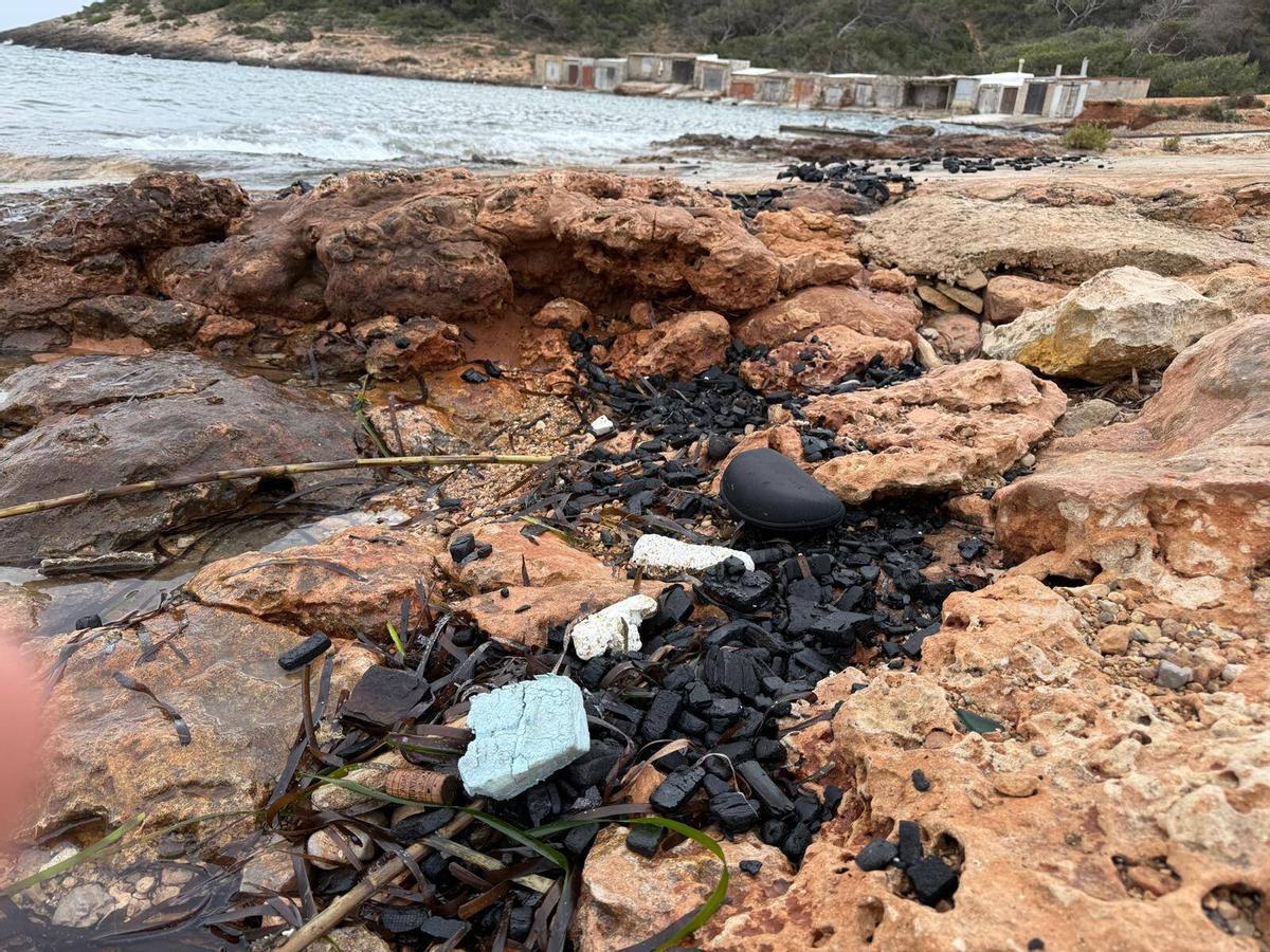 Todas las imágenes de los restos del yate hundido y el cierrer de la playa más cercana a sa Sal Rossa