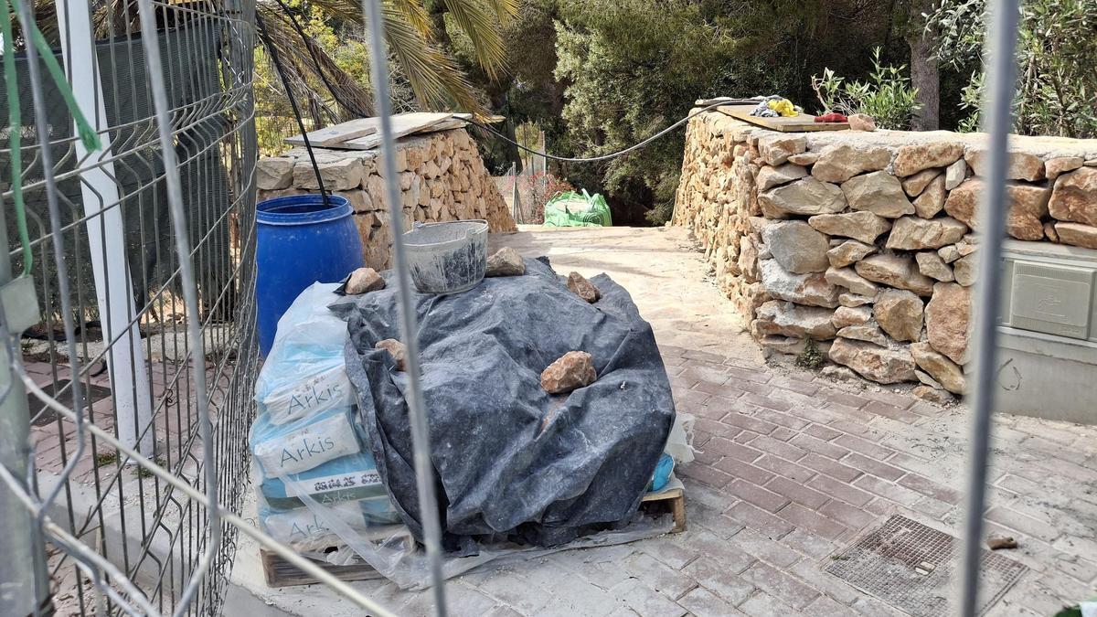 Imagen tomada hoy del inicio de la senda: sigue cerrada y está en obras