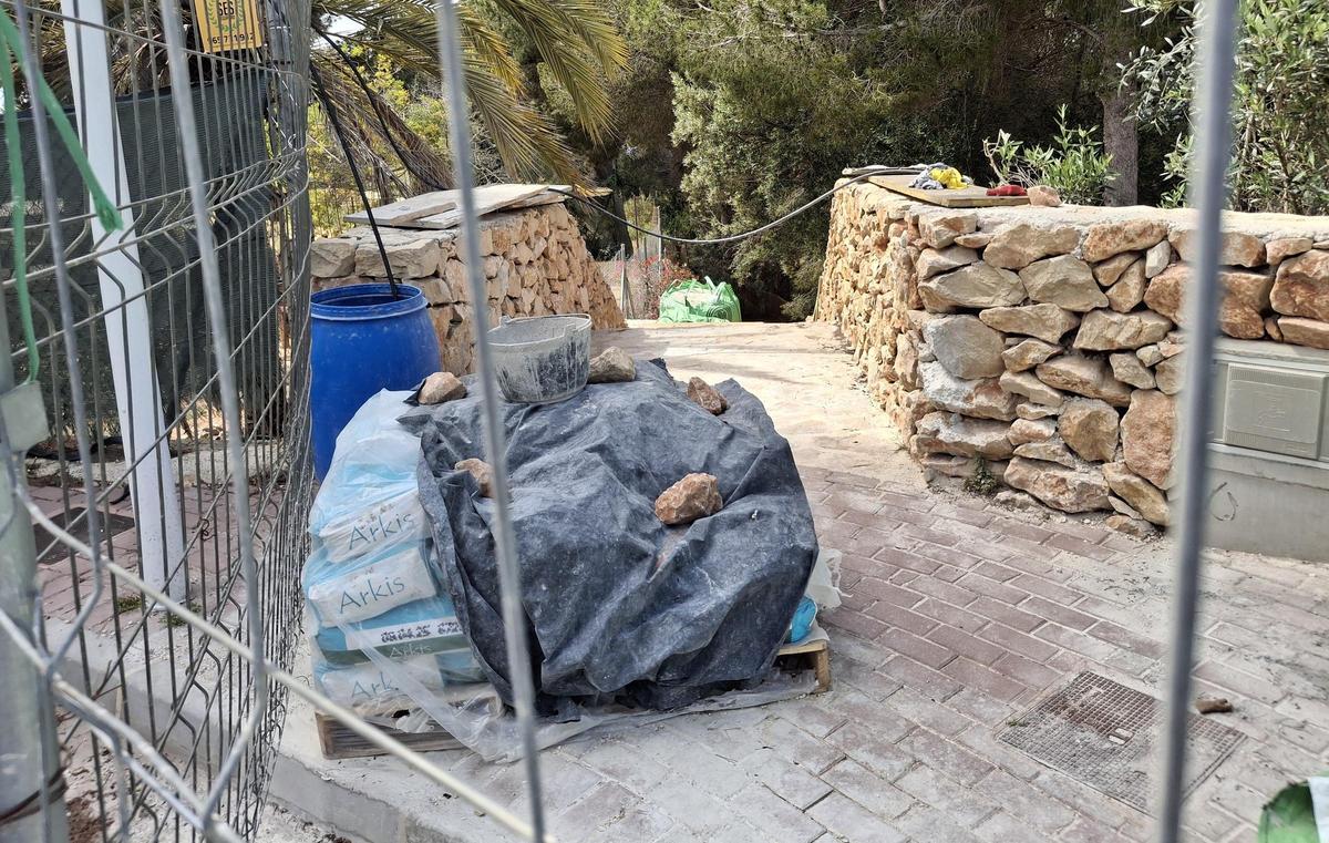 Imagen tomada hoy del inicio de la senda: sigue cerrada y está en obras