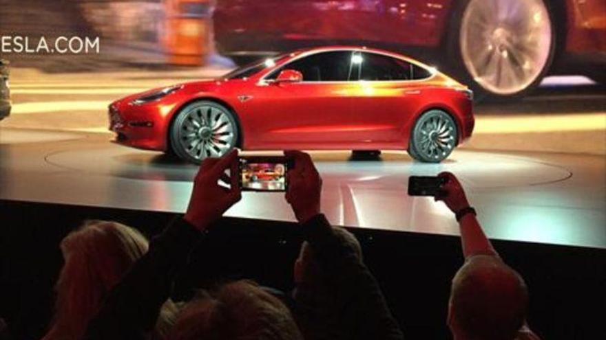 Elon Musk quiere calmar los ánimos y ofrece más datos del nuevo Model 3