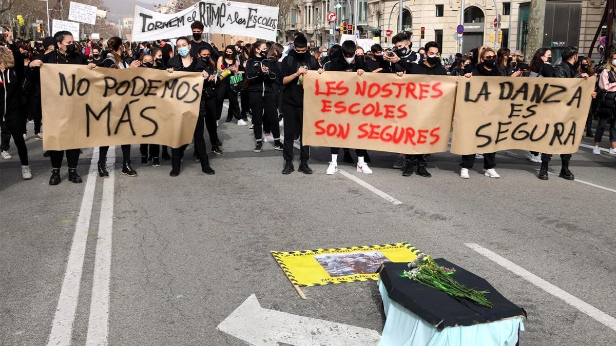 Tres de les pancartes a la manifestacio dels Centres Privats de Dansa  a la cruilla d Arago amb passeig de Gracia  el 6 de febrer del 2021 (Horitzontal)  Jordi Bataller ACN