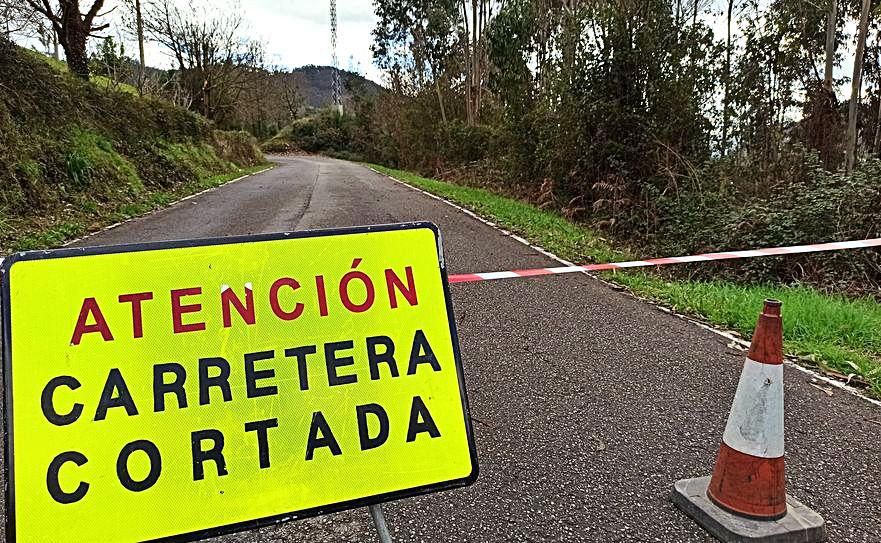 A la derecha, una señal que anuncia el corte de tráfico rodado en la vía. | S. Arias