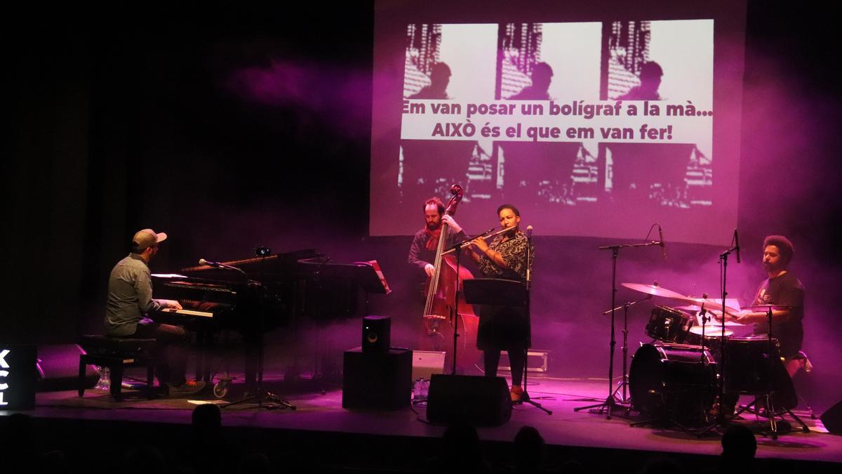 Keith LaMar recita un poema en directe des d'una presó d'Ohio mentre un grup l'acompanya musicalment des de la Mercè de Girona