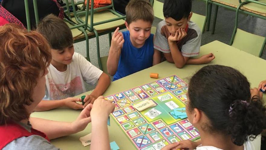 Fotografia d&#039;un grup de nens jugant a &quot;Toc-toc. Siguem ECOlògics&quot; un joc sobre el malbaratament alimentari.