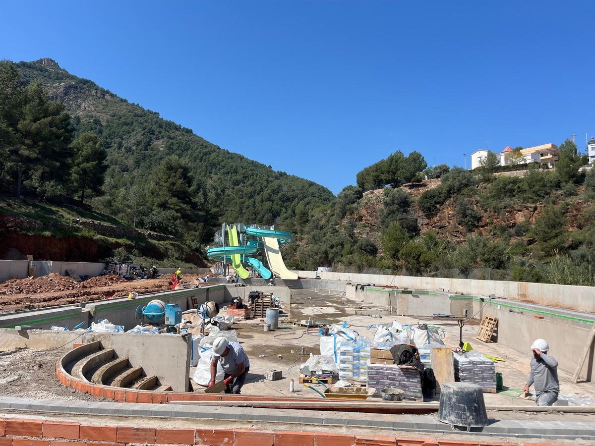 La instalación de los tres toboganes de la piscina grande es simbólica y el paso previo a la pavimentación del suelo de todo el complejo.
