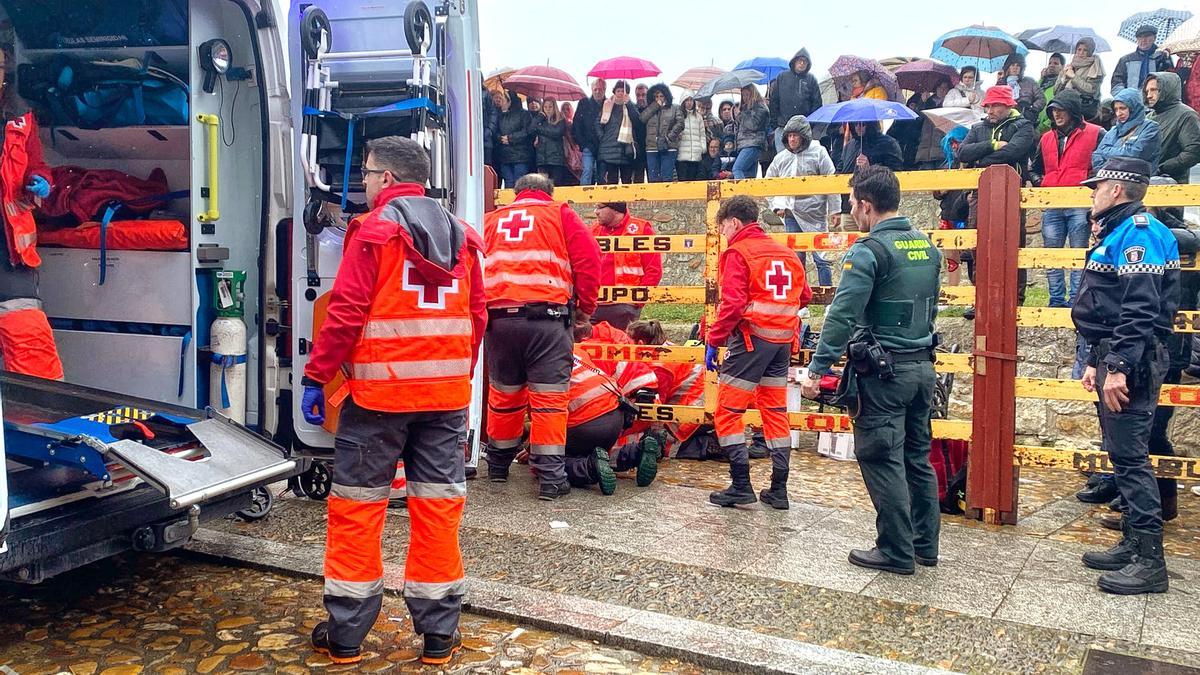 El encierro de este domingo tuvo que pararse y se vio retrasado al sufrir un varón de 51 años, que estaba dentro del recorrido, una parada cardiorespiratoria.