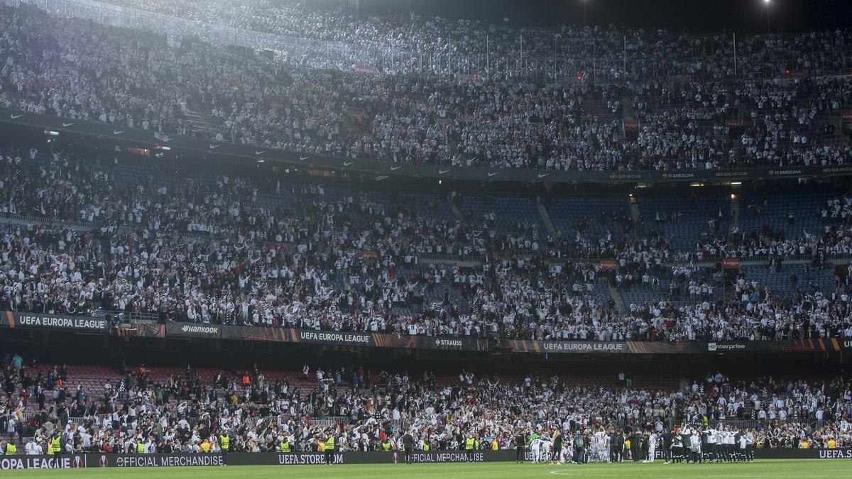 Jugadores y aficionados del Eintracht de Frankfurt celebrando en el Camp Nou su pase a las semifinales de la Europa League