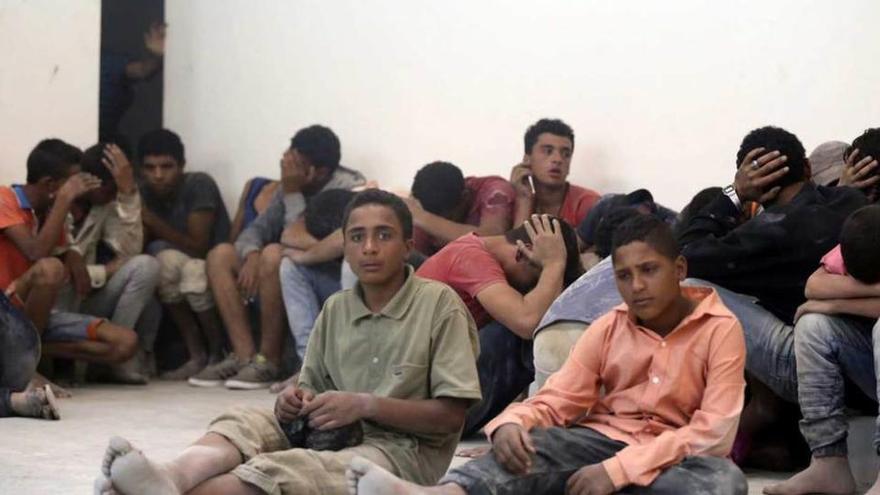 Supervivientes esperando en la estación de Policía en Rosetta.