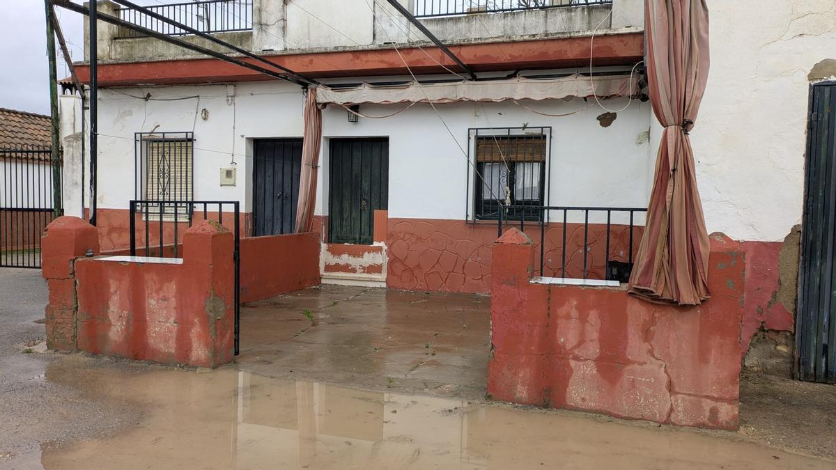 Vivienda cerrada y con la entrada protegida con rasillones ante la previsible crecida del Genil en Palma del Río.