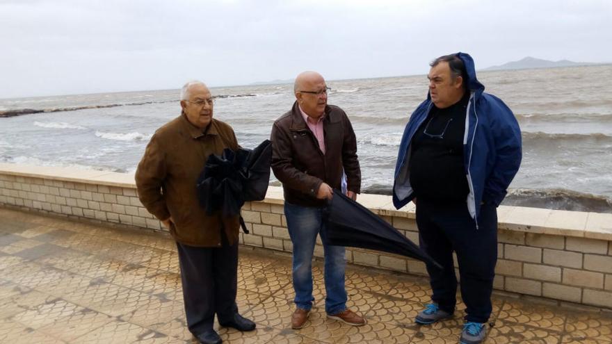 El edil Manuel Padín (c), con los vecinos, en el paseo de Los Nietos.