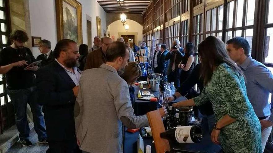 Autoridades e invitados catan los vinos de las bodegas participantes en la presentación en Zamora.