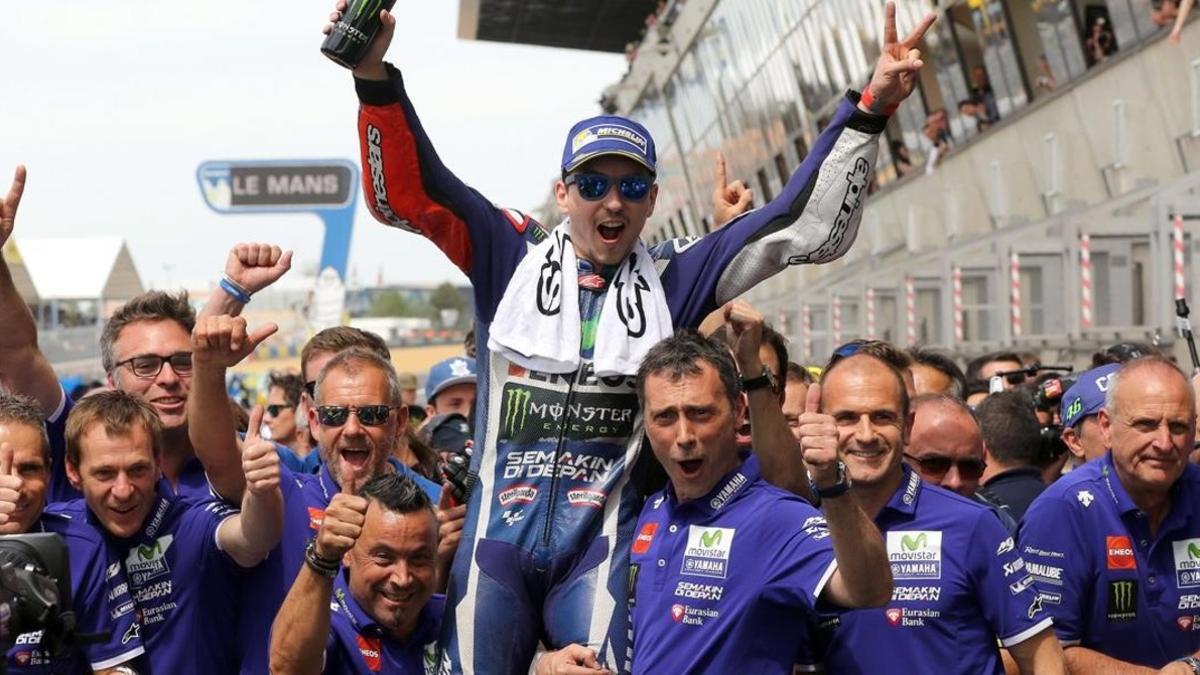 Jorge Lorenzo celebra el triunfo en Le Mans con su equipo.