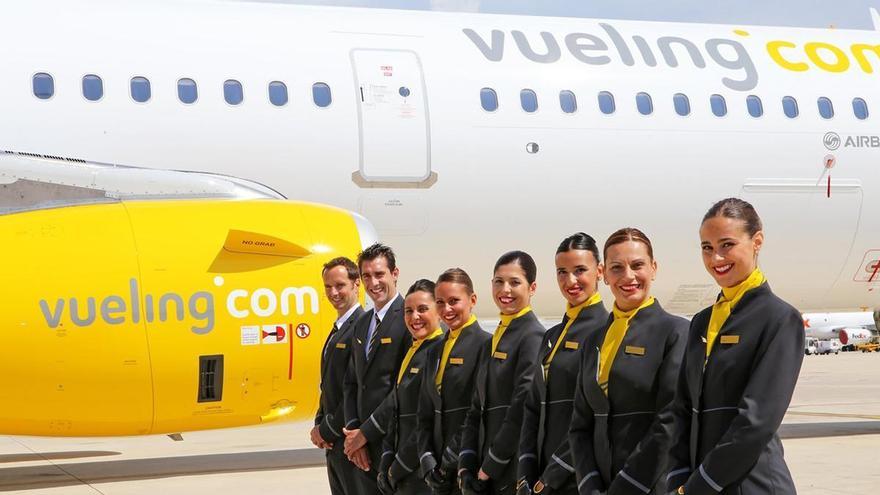 Las azafatas de Vueling podrán ir sin tacones ni maquillaje tras la multa por sexismo a la aerolínea